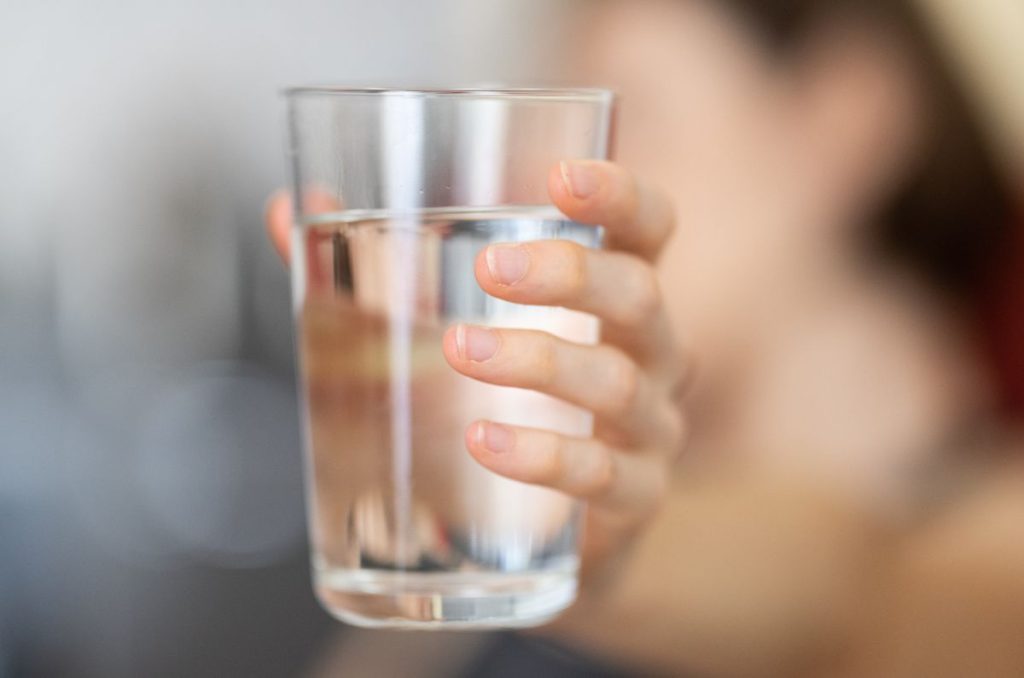 El agua mantenerse hidratado es esencial para la salud, por ello te decimos cuánta agua debes tomar según tu peso.