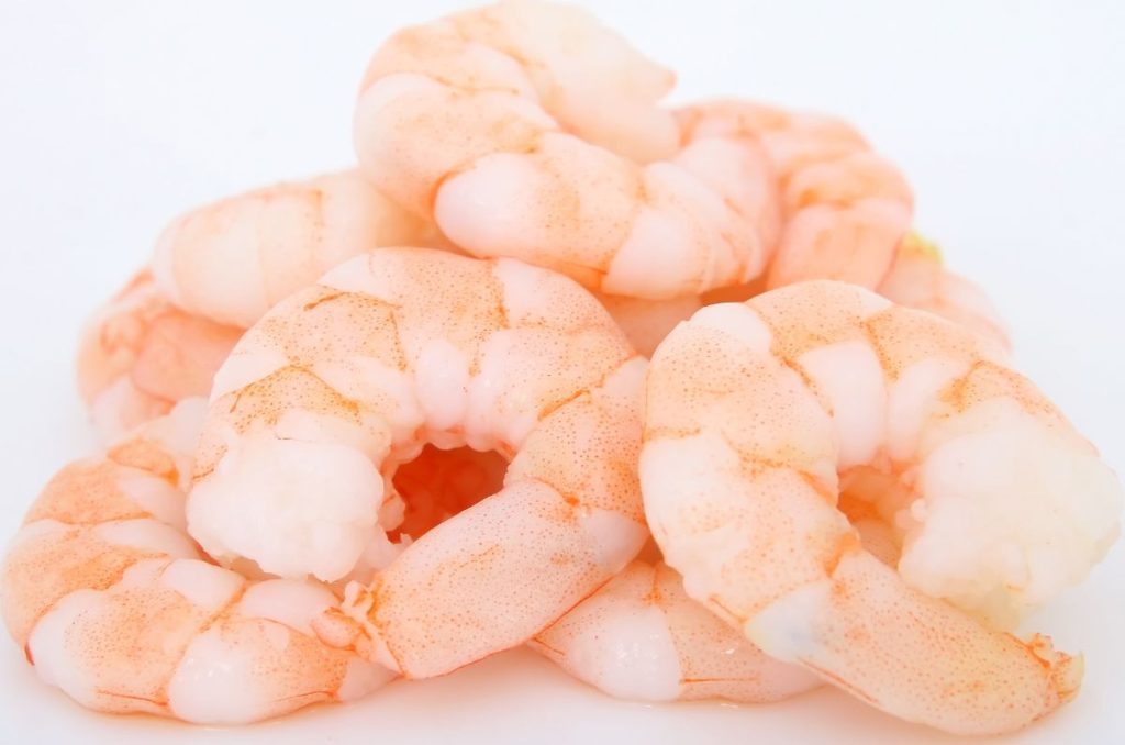 Si en muchos supermercados compras pescados y mariscos, es importante conocer el nuevo fraude camarones congelados y cómo puedes evitarlo.