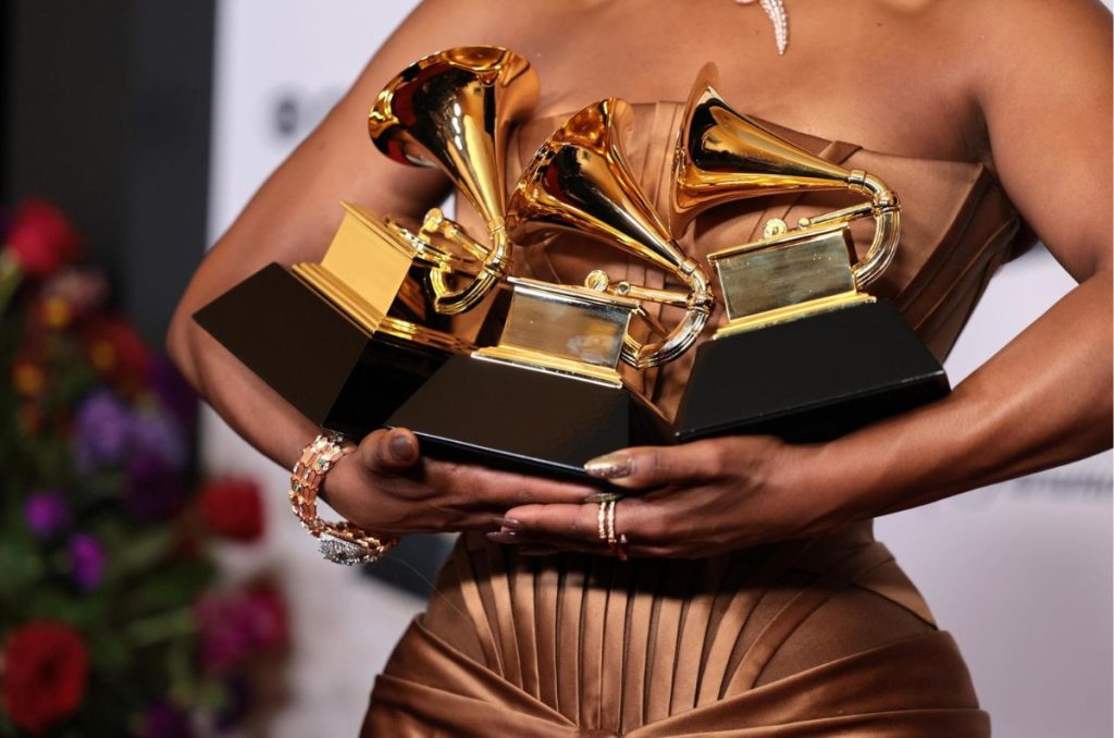Victoria Monet sosteniendo sus tres premios Grammy