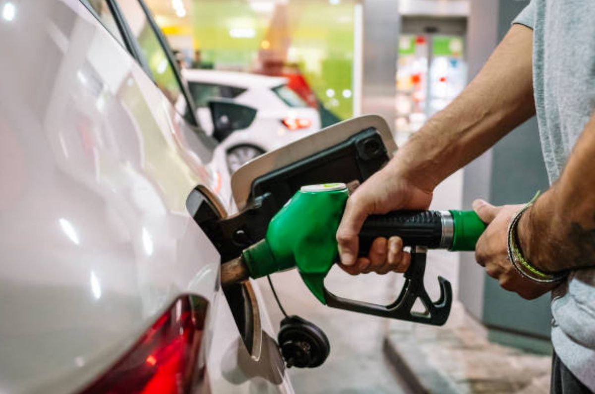 ¿La gasolina rinde más por litro o monto? Esto dice la Profeco