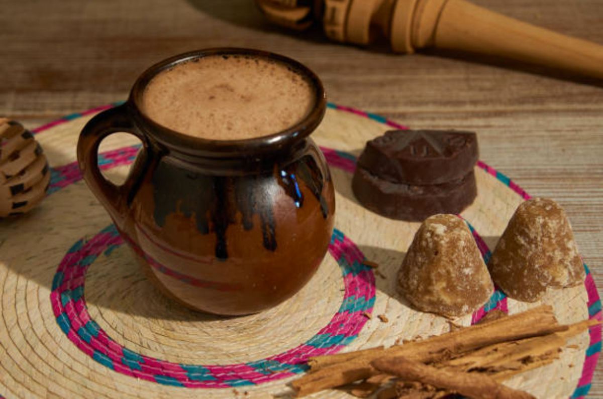 Historia y origen del champurrado, una bebida ancestral mexicana