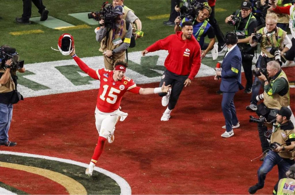 Patrick Mahomes celebrando la victoria de Kansas City Chiefs en el Super Bowl 2024.