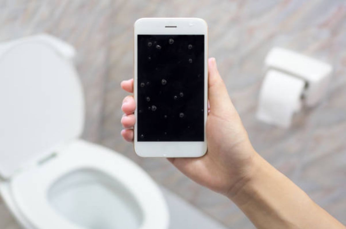 Por qué no debes usar tu celular en el baño