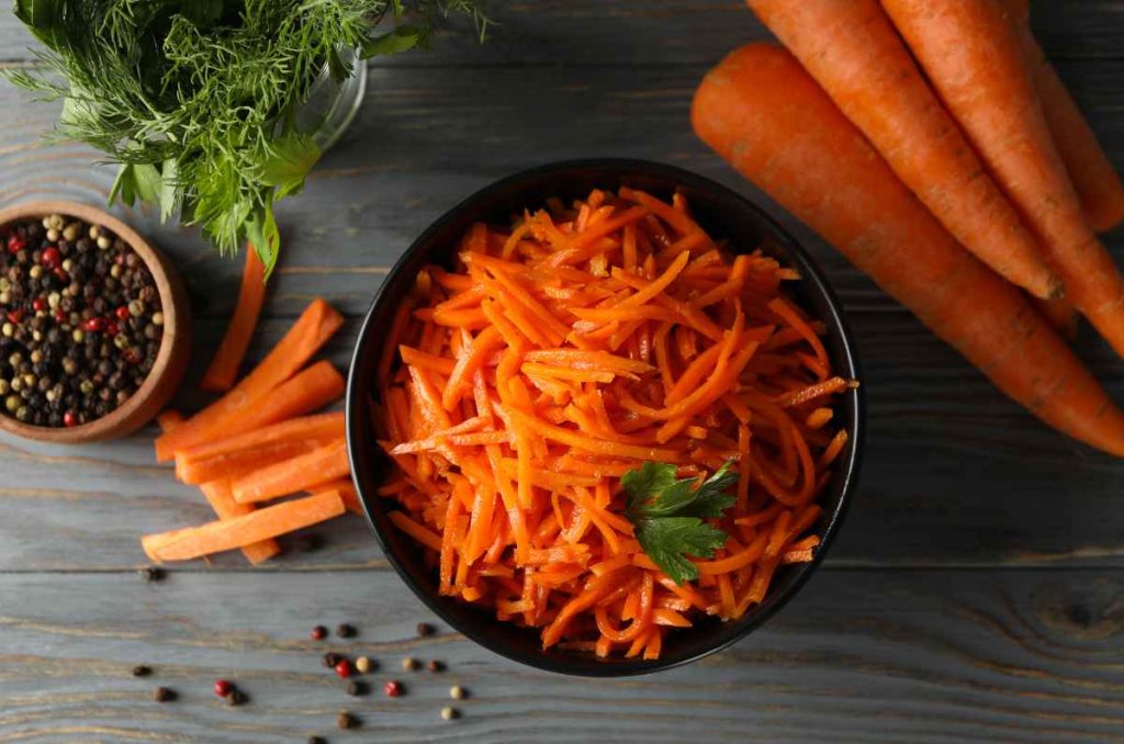 Las zanahorias son un vegetal nutritivo y versátil que ofrece una amplia gama de beneficios para la salud.