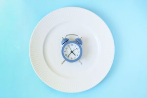 Qué es el ayuno intermitente y tips para hacerlo sanamente