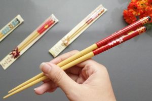 Esto es lo que no debes hacer si usas palillos chinos en la mesa