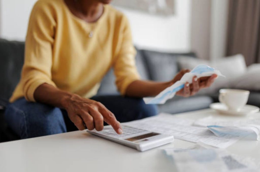 ¿Sientes que no te alcanza? ¿Aún no recibes tu quincena y ya la debes? Identifica si estás en un periodo de resaca financiera.