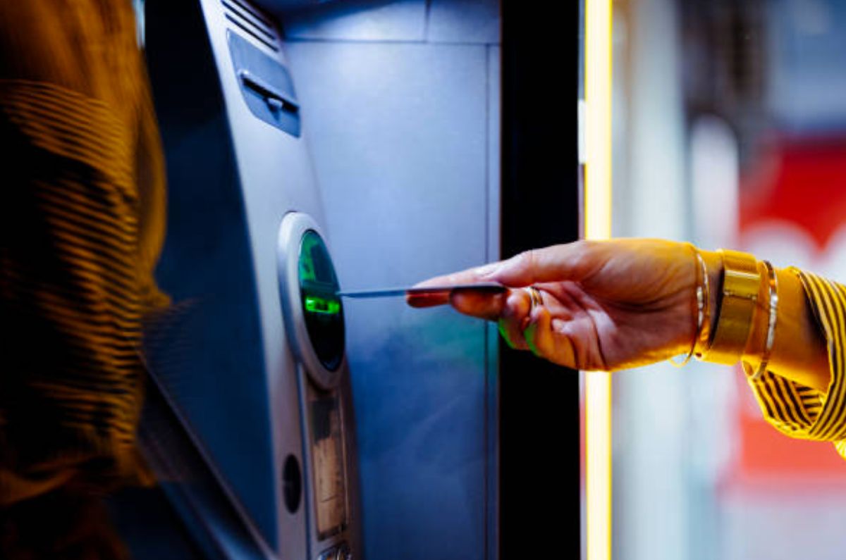 ¿Retirarás efectivo en el cajero automático de otro banco? Esto pagarás de comisión