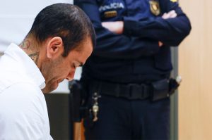 Dani Alves es condenado a 4 años y medio de cárcel por agresión sexual