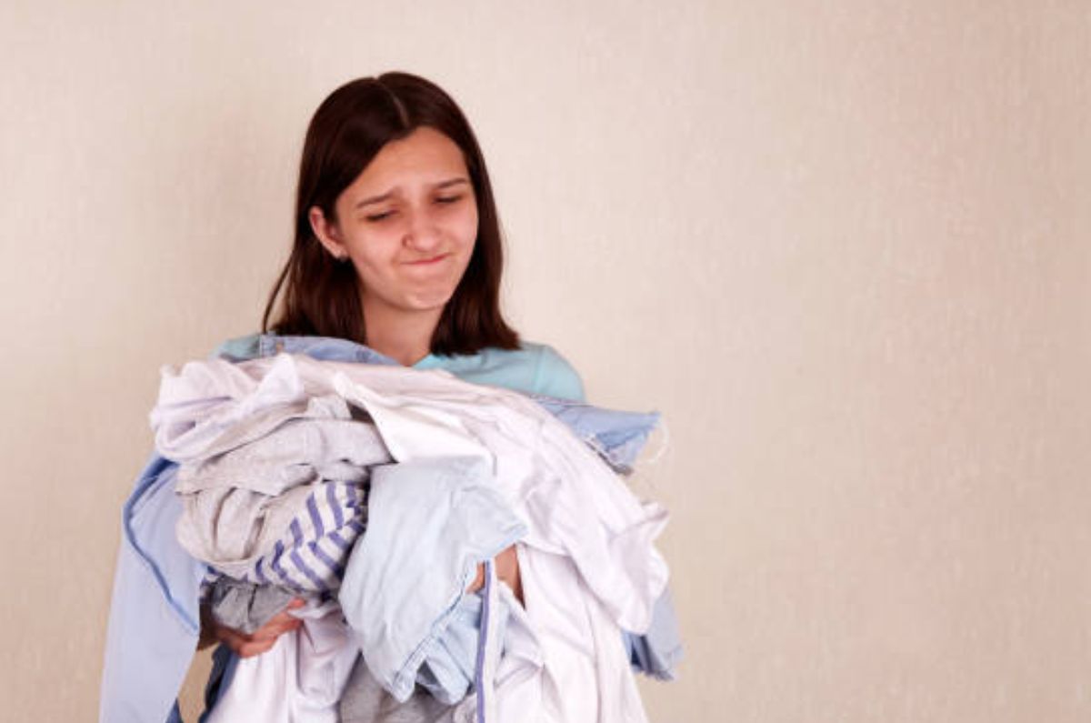 ¿Tu ropa limpia todavía huele a humedad? Este ingenioso truco lo resolverá