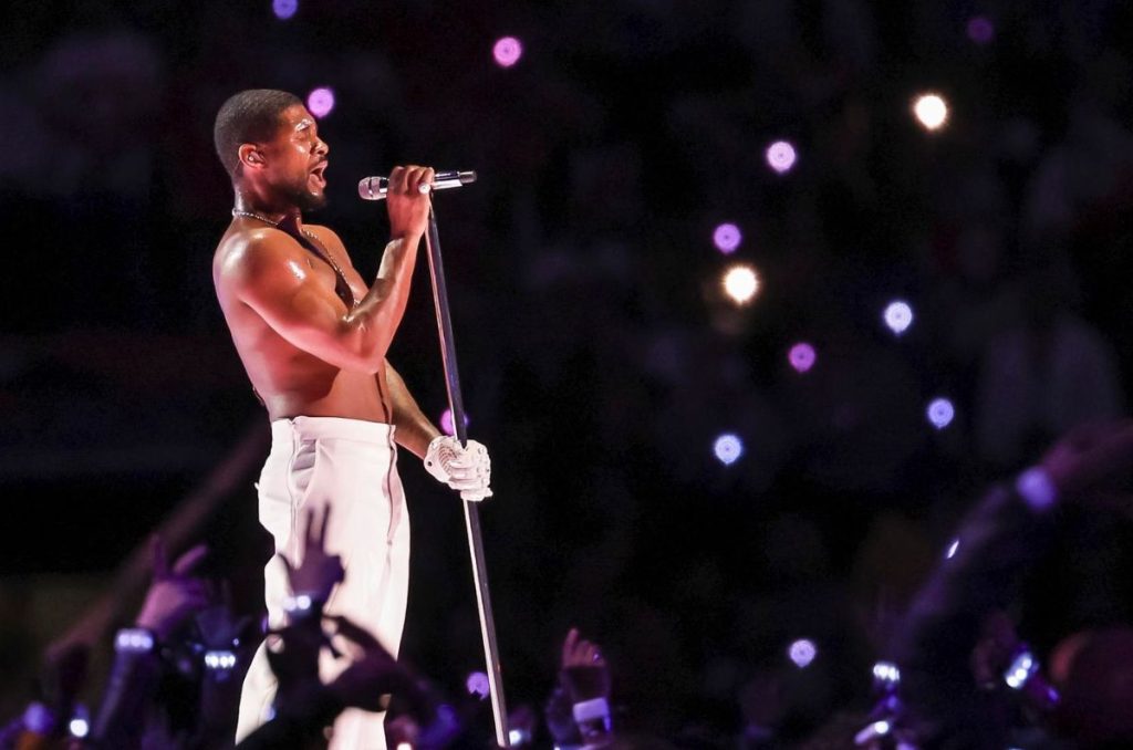 La estrella de R&B Usher fue el encargado de llevar el espectáculo del medio tiempo al Super Bowl LVIII, el segundo patrocinado por Apple Music.