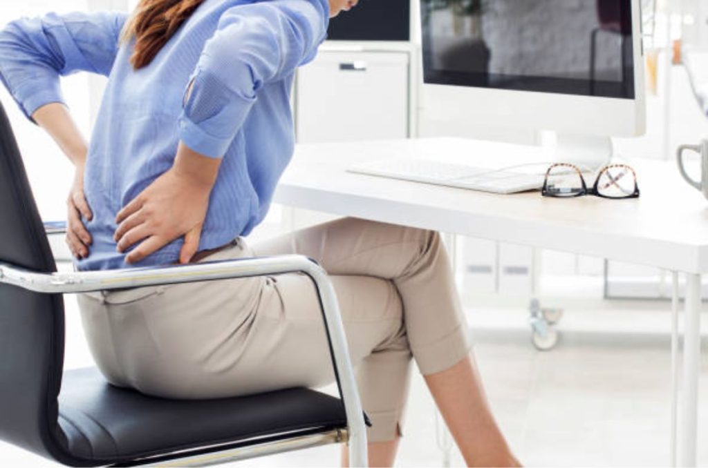 A continuación, te revelamos algunas de las consecuencias que puedes enfrentar en caso de pasar mucho tiempo sentado.