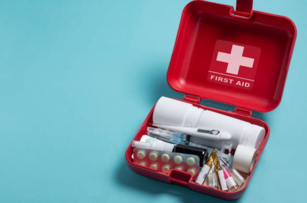 Además de empacar una caja de paracetamol, el botiquín de primeros auxilios debe de contar con otros productos que pueden salvar tu vida en estas vacaciones. Descubre cuáles son.