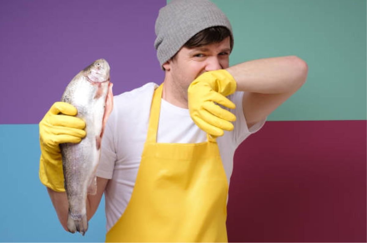 Cómo eliminar el olor a pescado del refrigerador