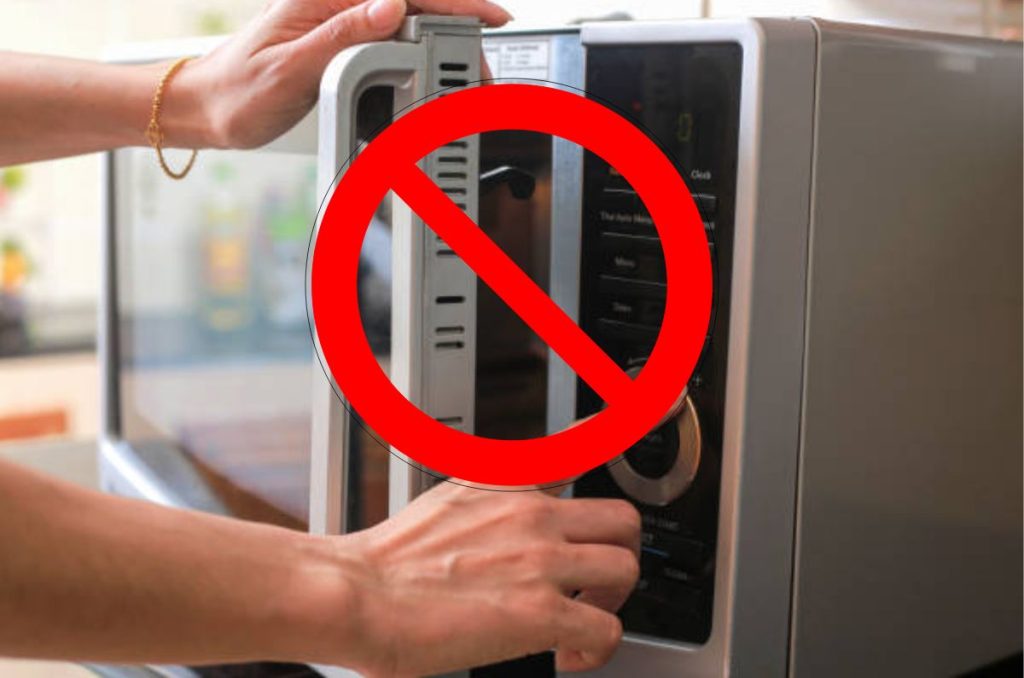 ¿Utilizas el microondas para calentar tus alimentos? ¡Descubre qué cosas debes evitar introducir en tu microondas para garantizar tu seguridad en la cocina! Además, conoce los […]