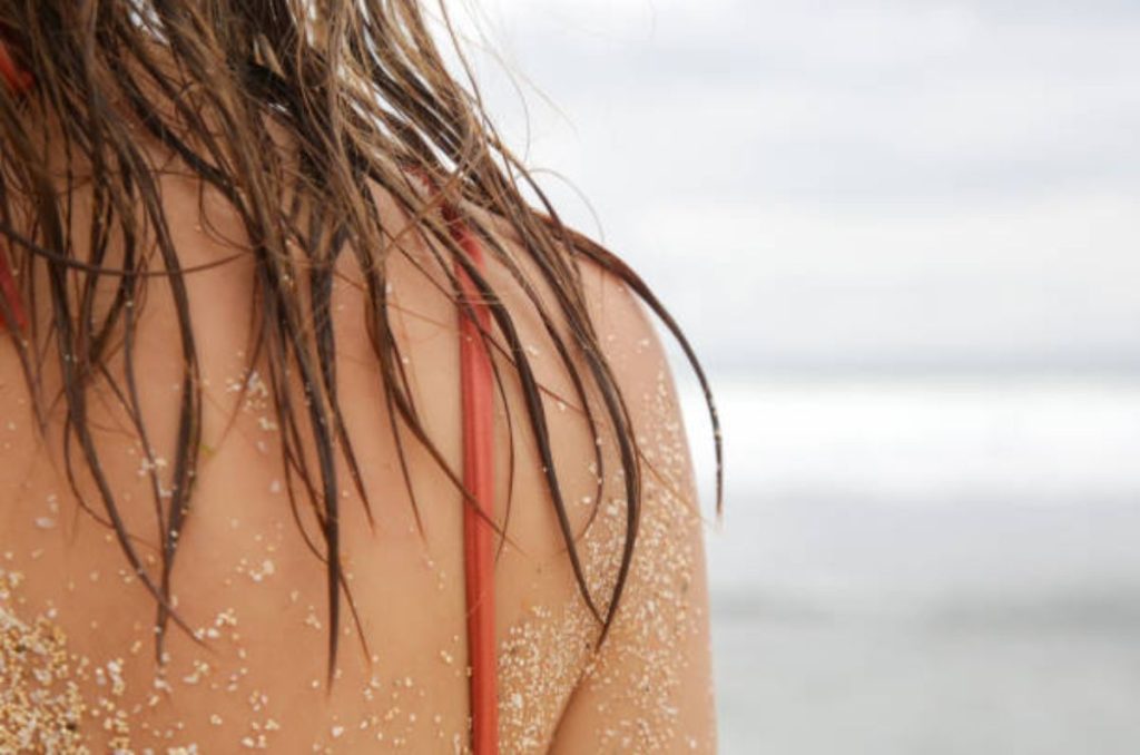 Cuida tu cabello en estas vacaciones. A continuación te decimos cómo cuidar tu cabello en la playa; luce tu melena a todo su esplendor.