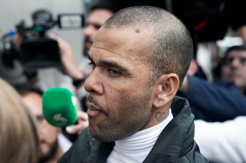 El futbolista Dani Alves fue puesto en libertad tras 14 meses recluido en prisión por abuso sexual; pagó una fianza de 1 millón de euros.