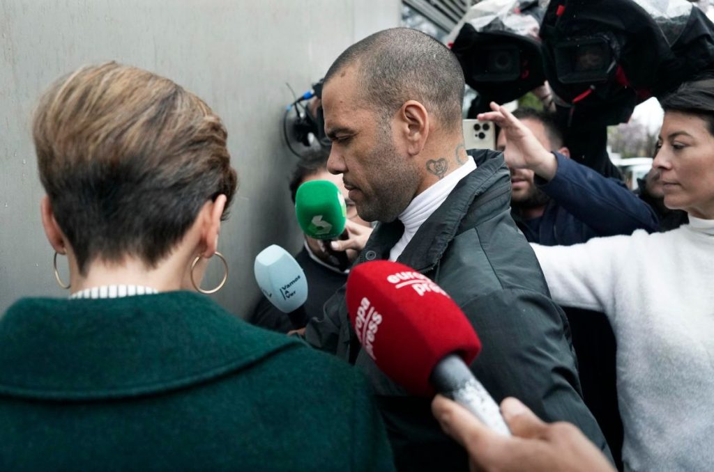 El futbolista Dani Alves fue puesto en libertad tras 14 meses recluido en prisión por abuso sexual; pagó una fianza de 1 millón de euros.