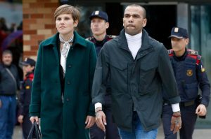 Tras 14 meses, Dani Alves sale de prisión después de depositar fianza de 1MDE