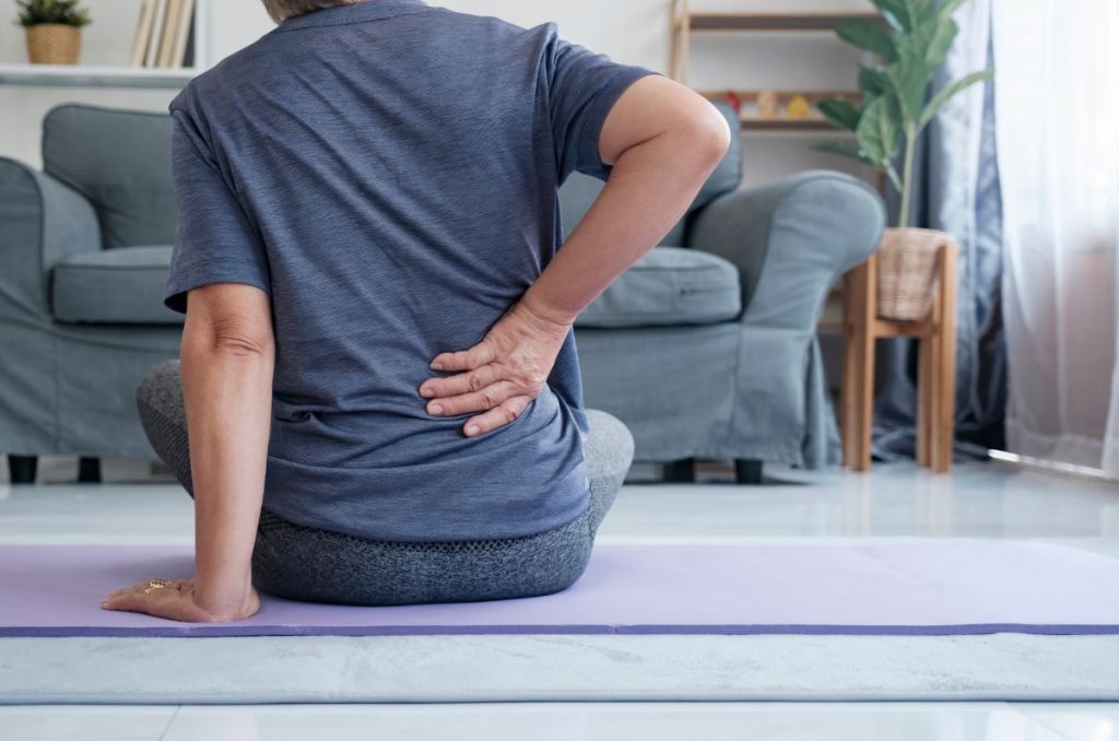 La vida sedentaria nos puede provocar dolor de espalda. Para aliviarlo, haz estos ejercicios y mejora tu postura de forma sencilla.
