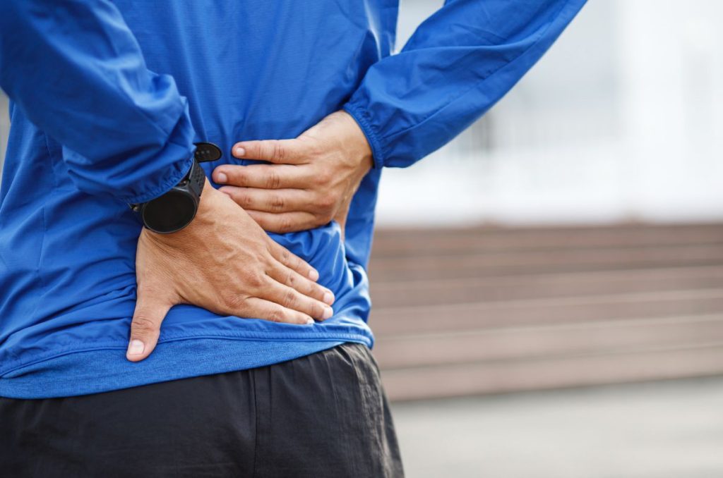 La vida sedentaria nos puede provocar dolor de espalda. Para aliviarlo, haz estos ejercicios y mejora tu postura de forma sencilla.