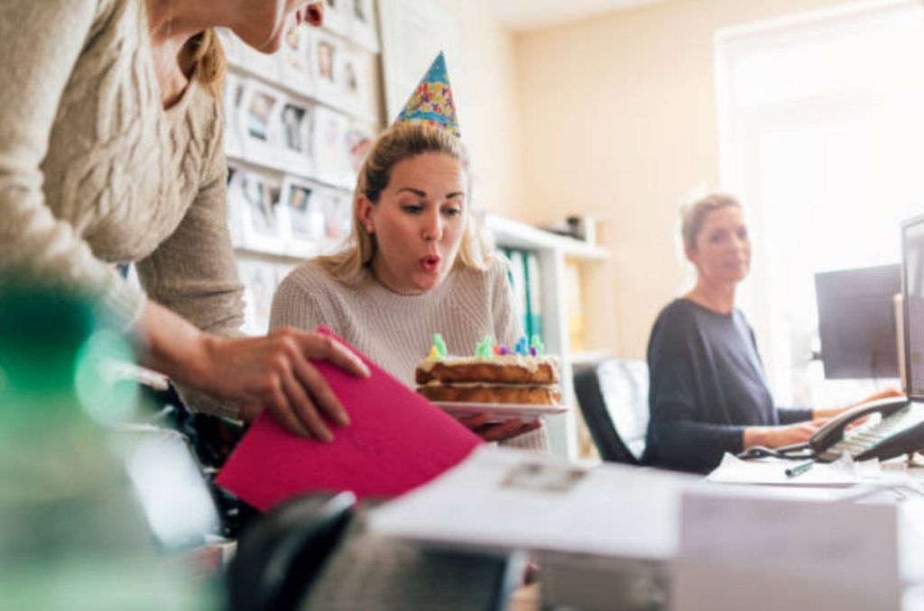 A continuación te decimos qué dice la Ley Federal del Trabajo sobre si puedes faltar en al trabajo en tu cumpleaños y no tener represalias. 