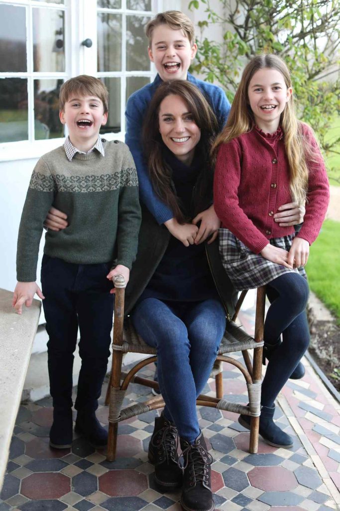  La monarquía británica afronta este lunes una polémica después de que cuatro agencias gráficas internacionales retiraran de sus servicios por presunta manipulación digital la fotografía difundida el domingo de la princesa de Gales, Kate Middleton, con sus hijos