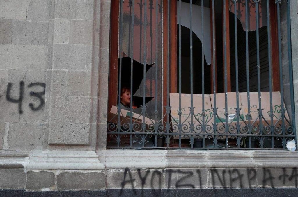 La mañana de este miércoles, un grupo de manifestantes intentó irrumpir en Palacio Nacional mientras el presidente daba la Conferencia Mañanera.