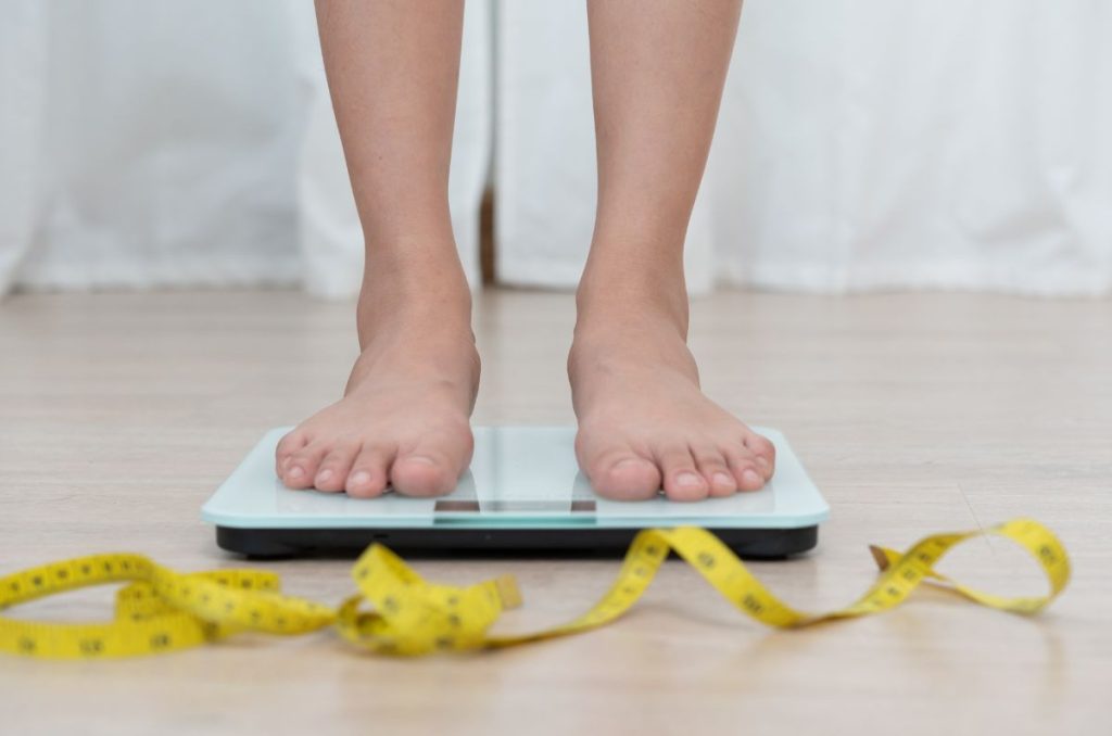 La sarcopenia es una enfermedad común en personas que no se ejercitan ni comen saludablemente, lo que deriva en pérdida de masa muscular.