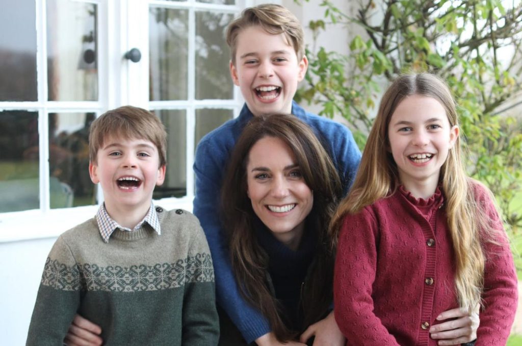 ¿Qué está pasando con la Familia Real? La más reciente polémica envuelve a Kate Middleton, Princesa de Gales.