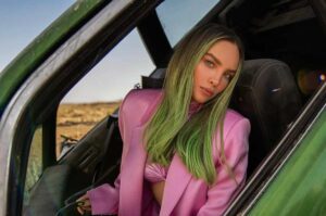 Belinda muestra cómo combinar tenis blancos para lucir arreglada