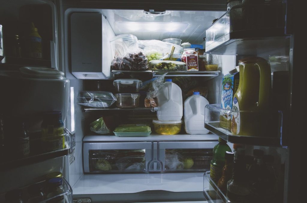 ¡Descubre cómo organizar el espacio de tu refrigerador! Con estas simples técnicas lograrás optimizar el espacio y mantener tus alimentos frescos.