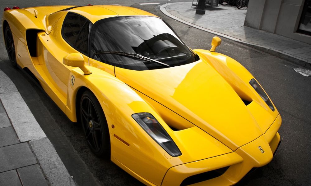 Enzo Ferrari amarillo