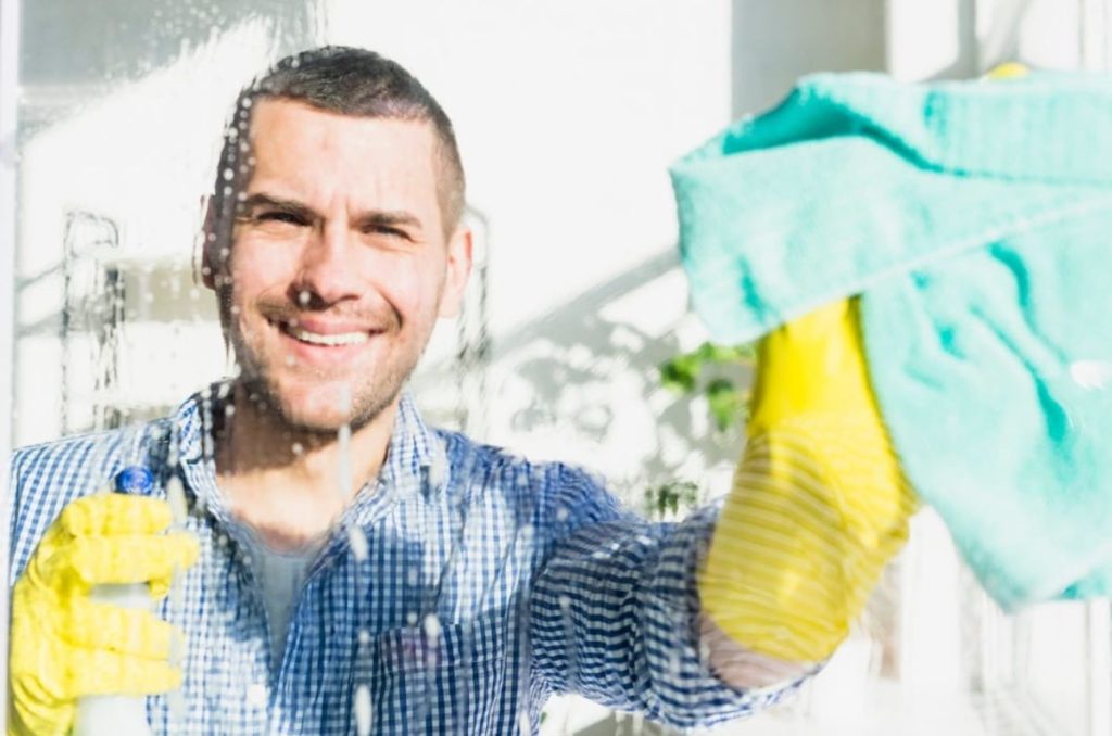 Consejos y trucos caseros para el buen uso del limpia vidrios