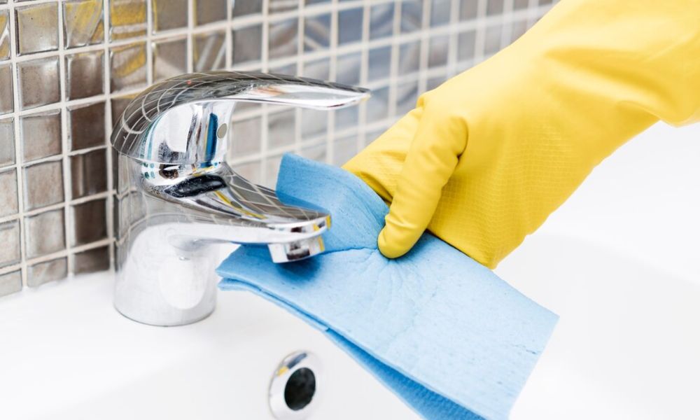 Mantén tu baño desinfectado, limpio y sin olores