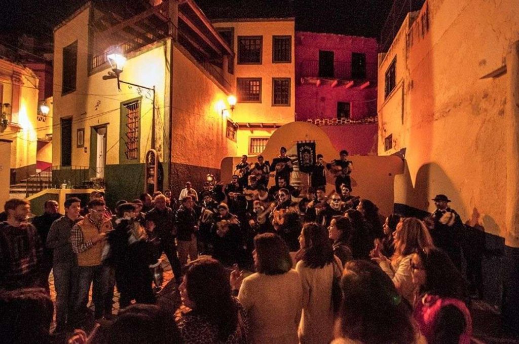 La Callejoneada de solteros en Guanajuato, un evento donde tendrás la oportunidad de conocer a diferentes personas.