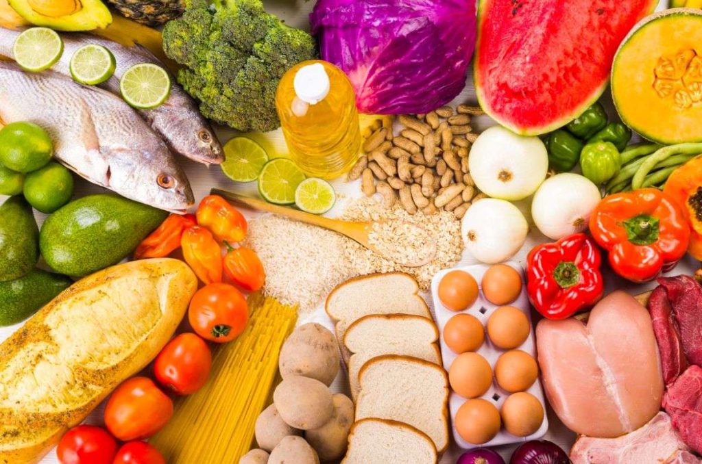La alimentación juega un papel importante en tu salud, por lo que te enlistamos los alimentos que te ayudan a bajar el colesterol.