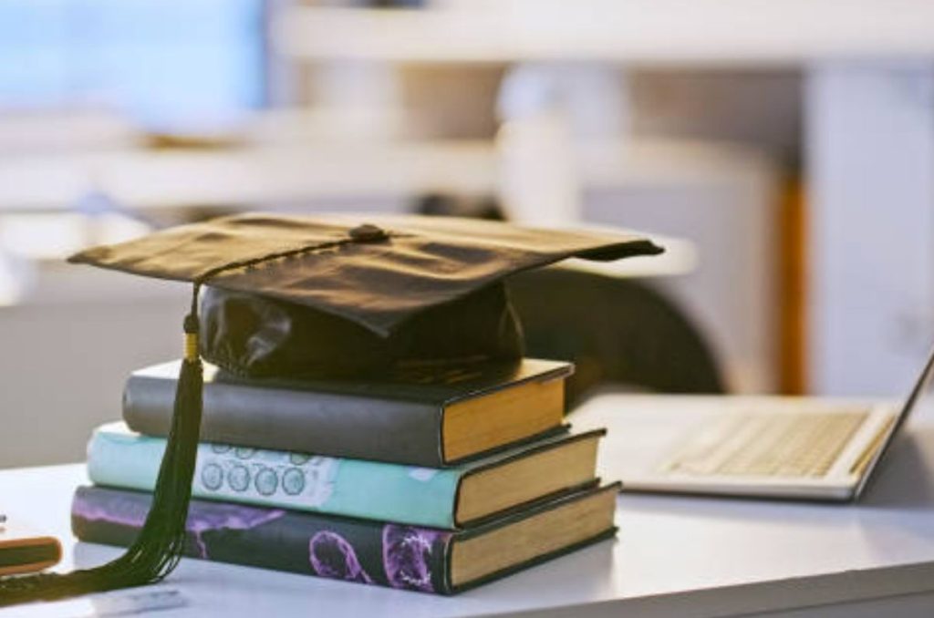 Conoce cuales son las carreras que según la SEP ya no pedirán una Tesis para titularse y en que universidades están.