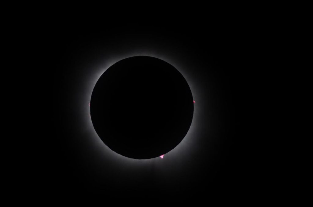 Fotografía del eclipse solar este lunes, en la Ciudad de Torreón (México). El eclipse total de Norteamérica comenzó este lunes a apreciarse en la ciudad mexicana de Mazatlán, la primera urbe del continente en atestiguar el fenómeno y también en la que tendrá mayor duración, 4 minutos con 20 segundos.