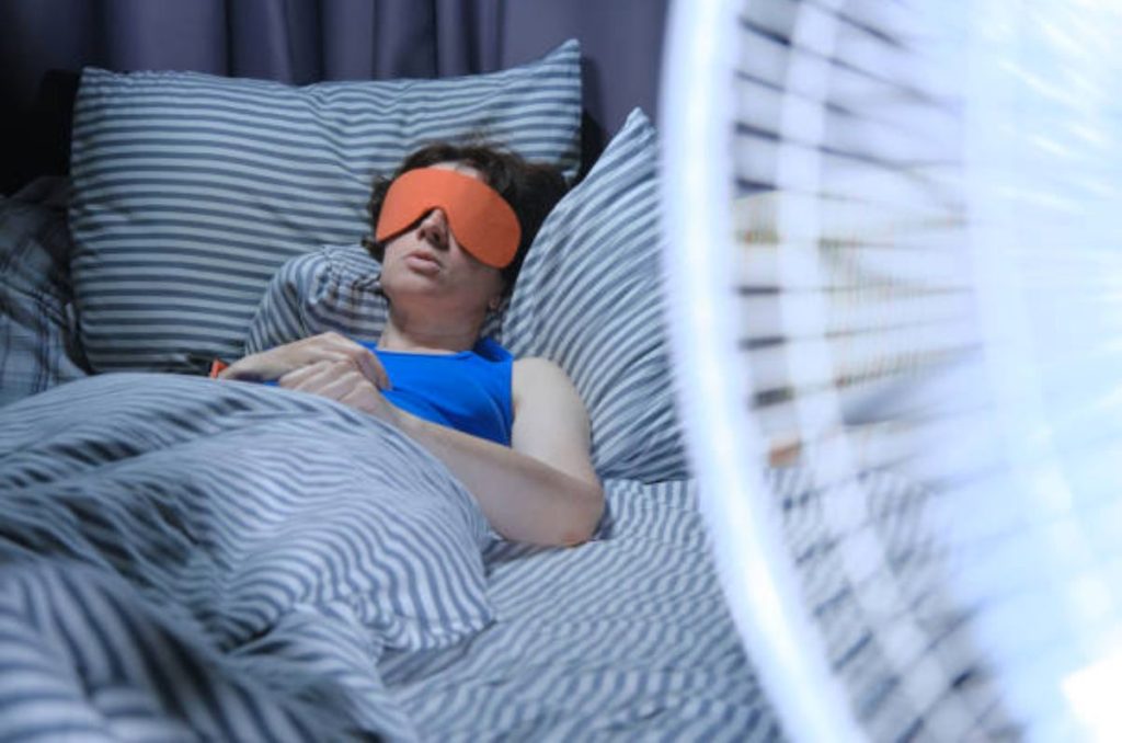 Además de causar resequedad en las mucosas nasales, dormir con el ventilador encendido también puede causar varios problemas.