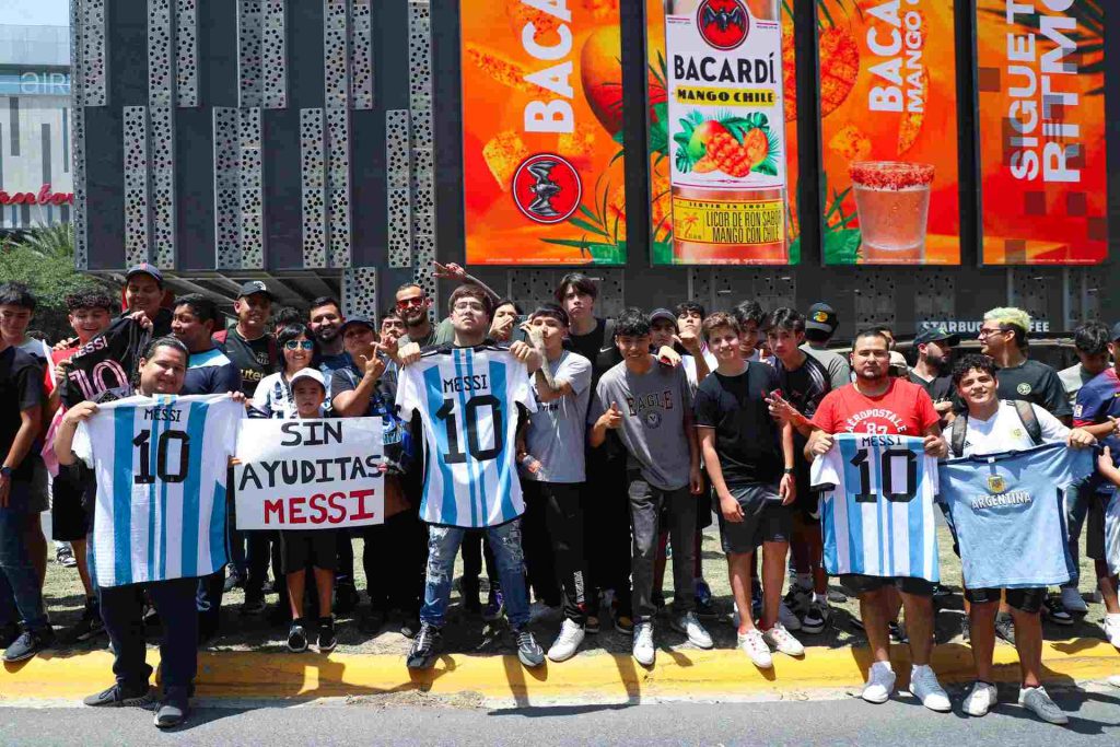 Cientos de hinchas mexicanos acudieron a recibir al Inter Miami encabezada por Lionel Messi, enfrentarán a Rayados de Monterrey.