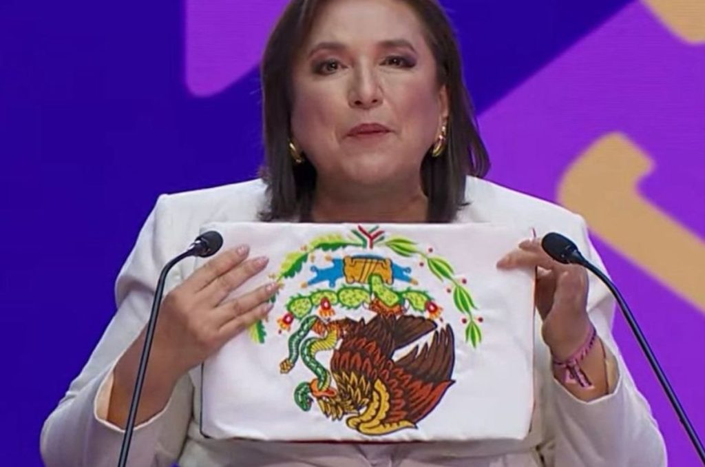 Una de las imágenes más controversiales durante el primer debate presidencial fue a Xóchitl Gálvez con la bandera al revés, esto respondió.