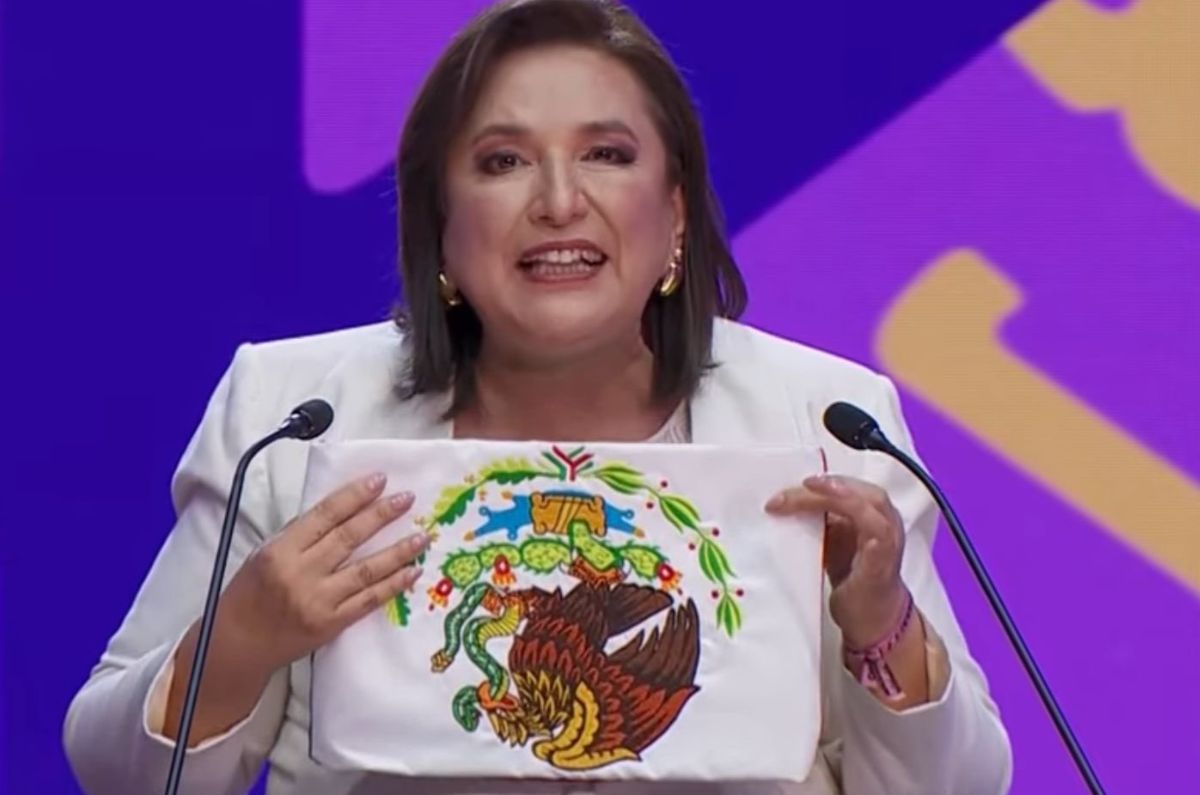 ¿Error o protesta? Xóchitl Gálvez explica por qué mostró bandera al revés en Debate Presidencial