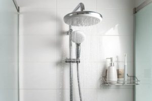 ¡Alerta en la regadera! así puedes eliminar el mal olor del agua cuando llueve