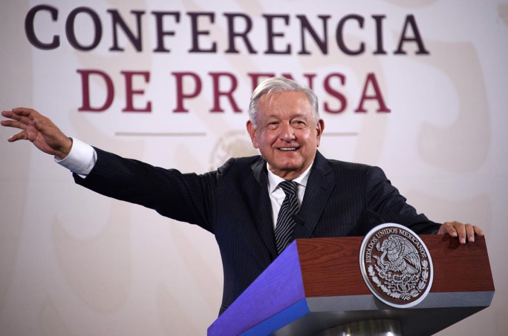 El presidente Andrés Manuel López Obrador celebró el Día del Maestro con el anuncio de un aumento de salario para los docentes mexicanos.