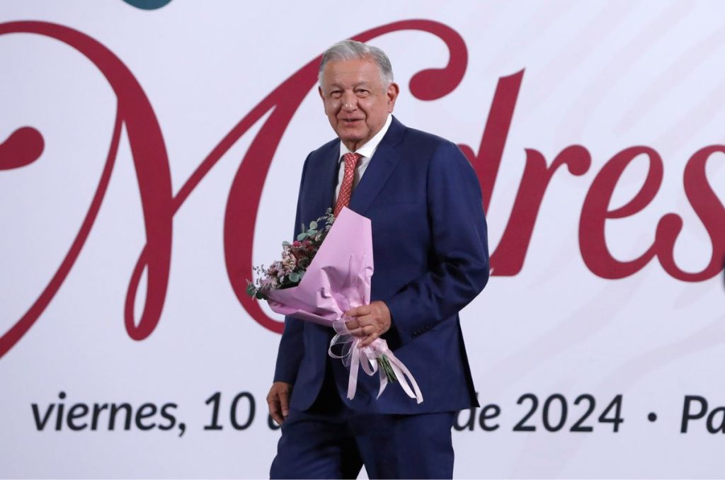 El presidente López Obrador 'llevó serenata' para celebrar el Día de las Madres en La Mañanera; al borde del llanto recordó a su madre.
