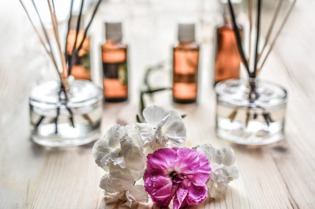 La aromaterapia es una práctica milenaria que utiliza los aceites esenciales extraídos de plantas, flores y hierbas para promover la salud y el bienestar físico y emocional.