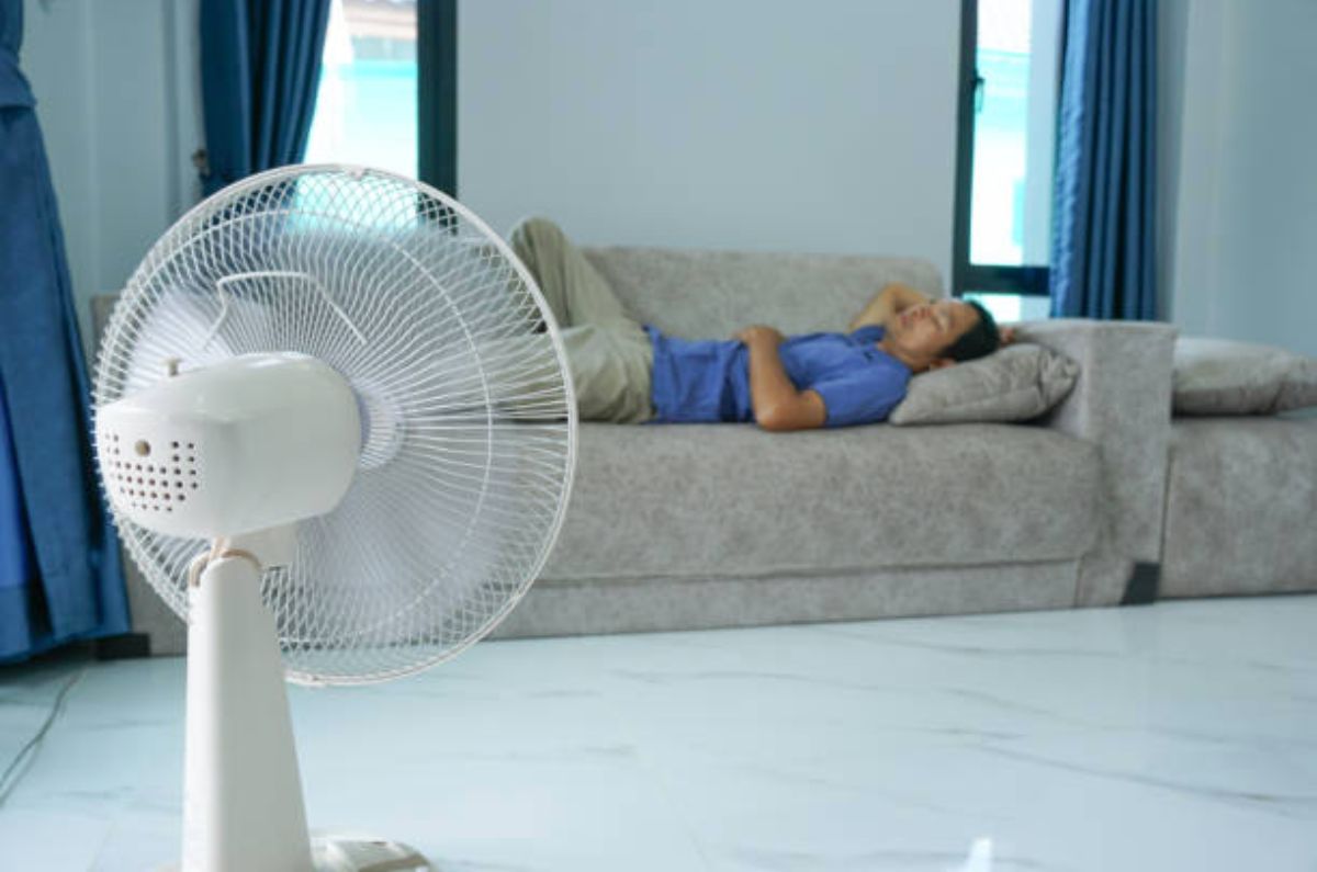 ¿Dónde debes poner el ventilador para refrescar la casa y sin gastar mucha luz?