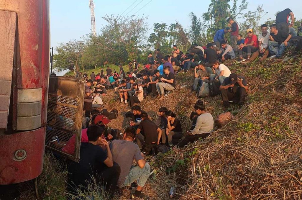 El Instituto Nacional de Migración (INM) reveló que sus agentes encontraron a 407 migrantes "abandonados" en tres autobuses en Veracruz.