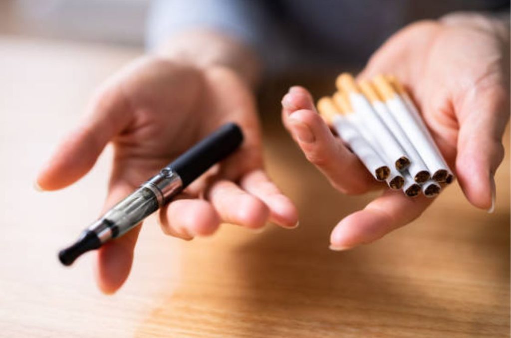 Si crees que sustituir los cigarros tradicionales con los electrónicos podría beneficiar tu salud, te tenemos malas noticias; entérate.